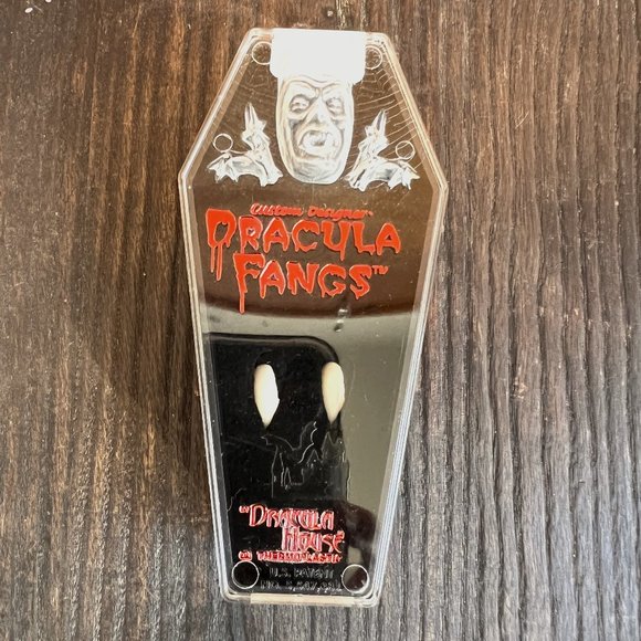 Dracula fangs - Dracula house Halloween - Picture 2 of 11